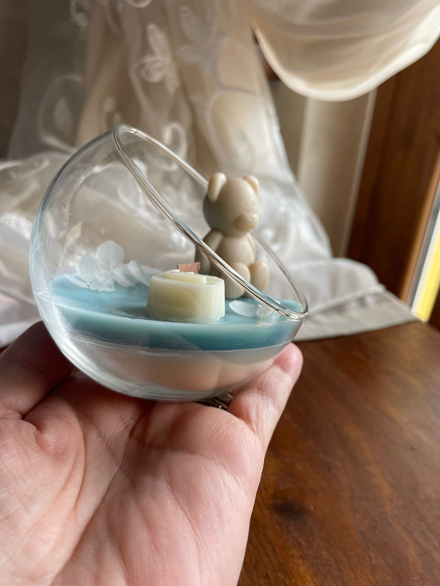 Candela in cera di soia con orsetto e iniziale nome bambino, con stoppino in legno e petali di fiore, bomboniera battesimo, comunione