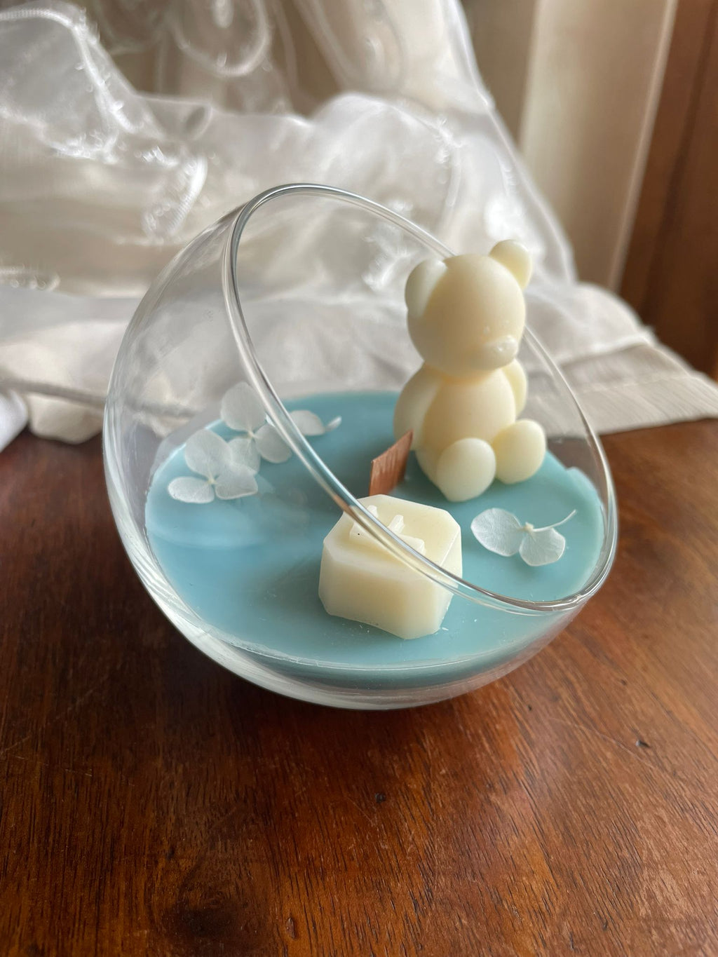 Candela in cera di soia con orsetto e iniziale nome bambino, con stoppino in legno e petali di fiore, bomboniera battesimo, comunione