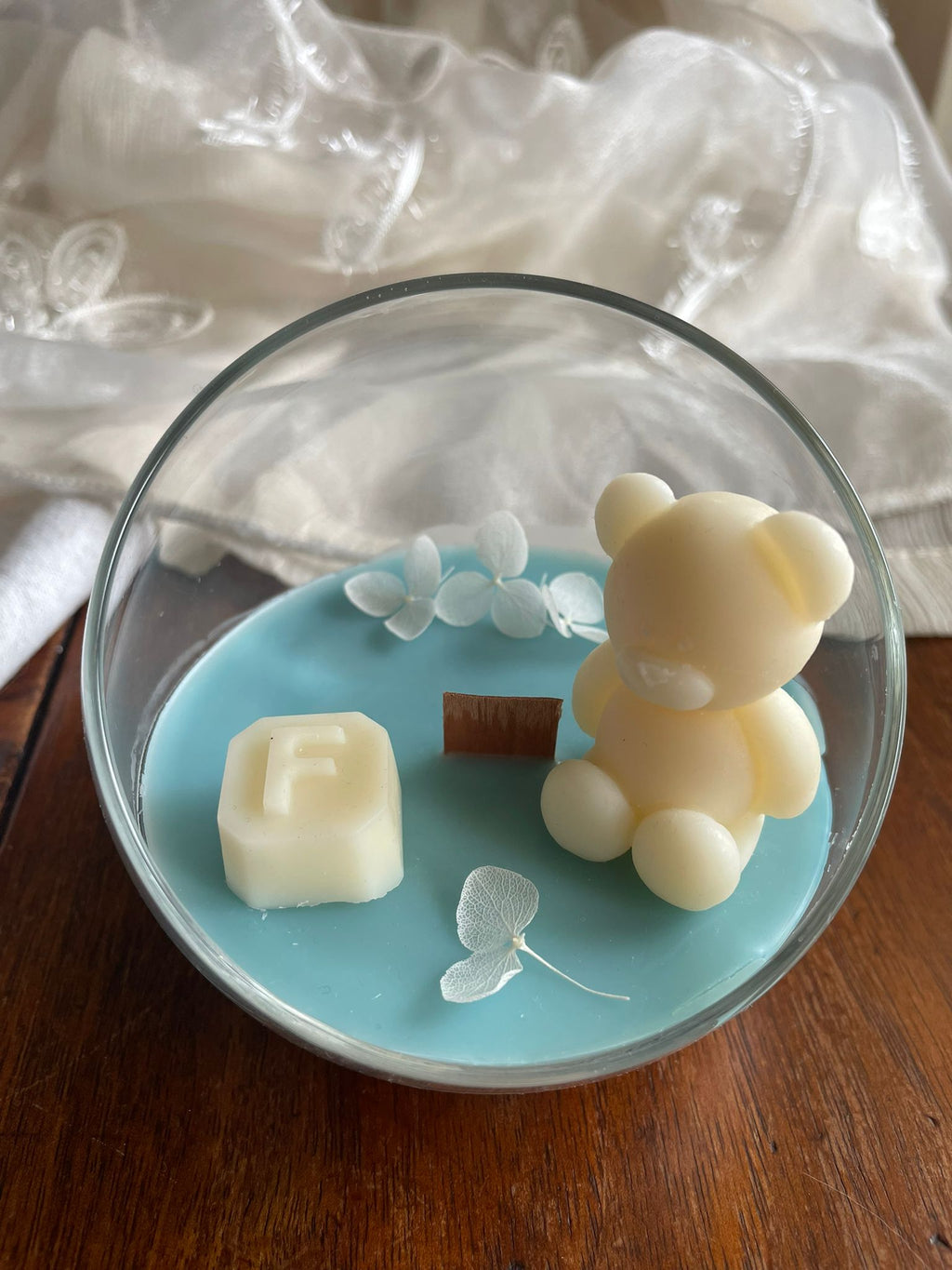 Candela in cera di soia con orsetto e iniziale nome bambino, con stoppino in legno e petali di fiore, bomboniera battesimo, comunione