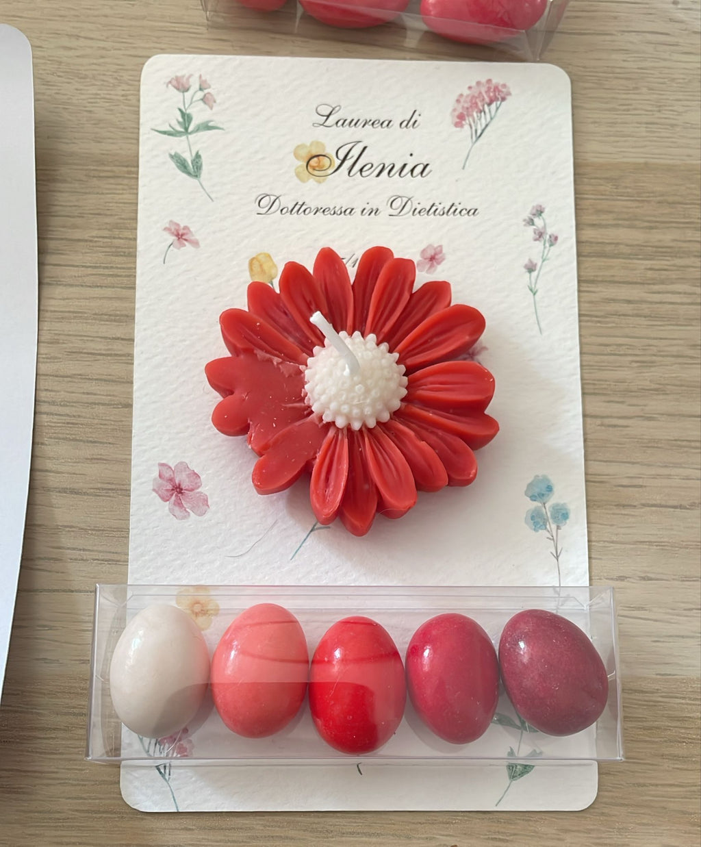 Segnaposto con margherita in cera e scatolina trasparente con confetti, laurea, comunione, cresima o battesimo