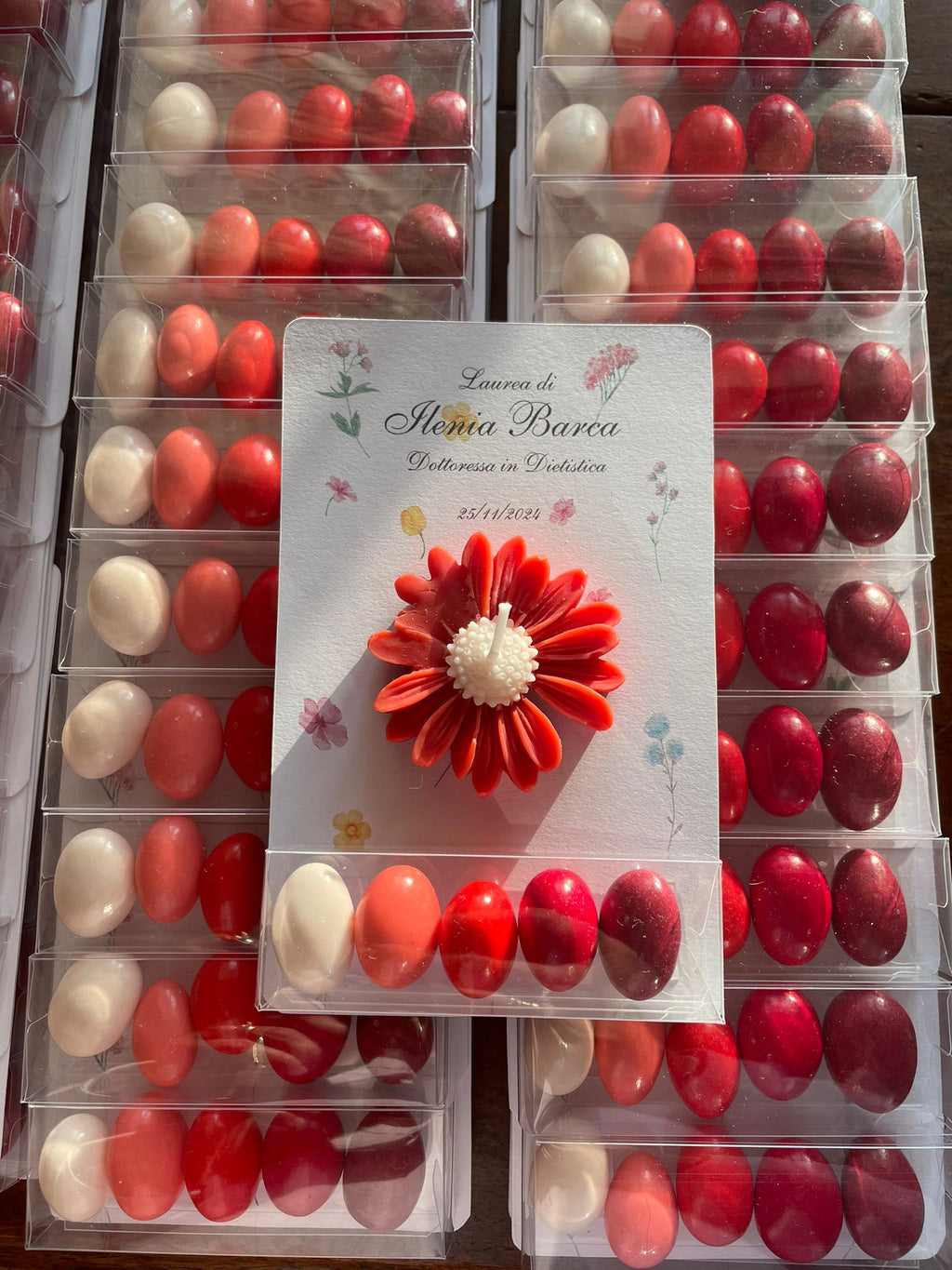 Segnaposto con margherita in cera e scatolina trasparente con confetti, laurea, comunione, cresima o battesimo