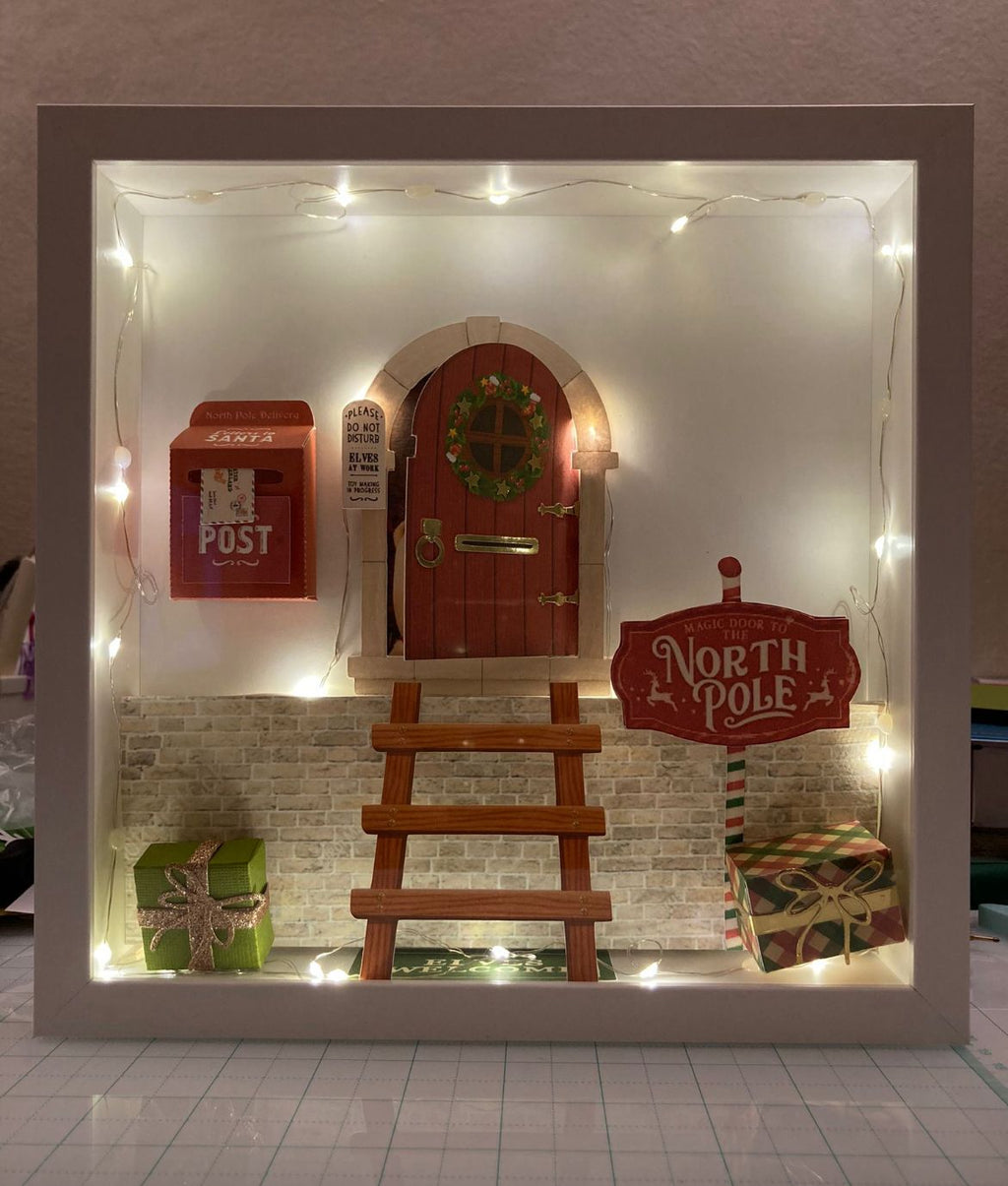 Quadretto natalizio con la porta degli elfi, Shadow box Christmas - Cornice 25x25 con luci led