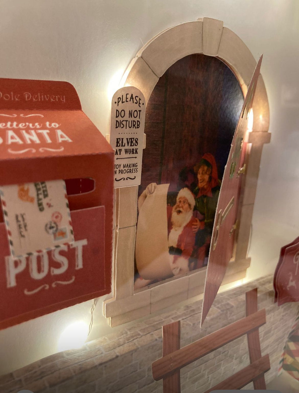 Quadretto natalizio con la porta degli elfi, Shadow box Christmas - Cornice 25x25 con luci led