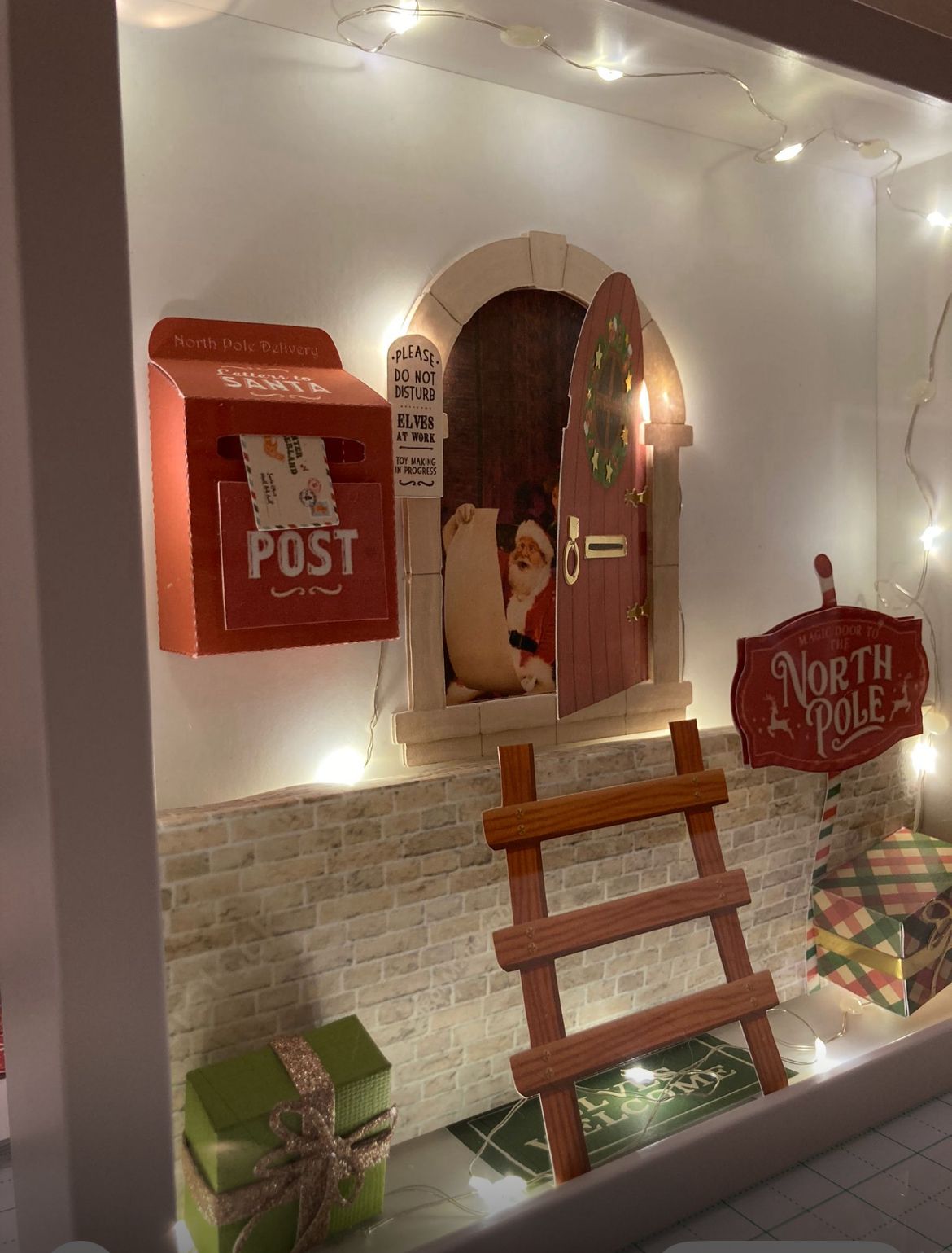 Quadretto natalizio con la porta degli elfi, Shadow box Christmas - Cornice 25x25 con luci led