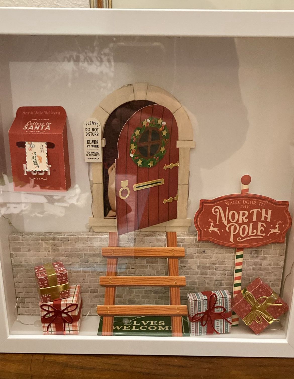 Quadretto natalizio con la porta degli elfi, Shadow box Christmas - Cornice 25x25 con luci led