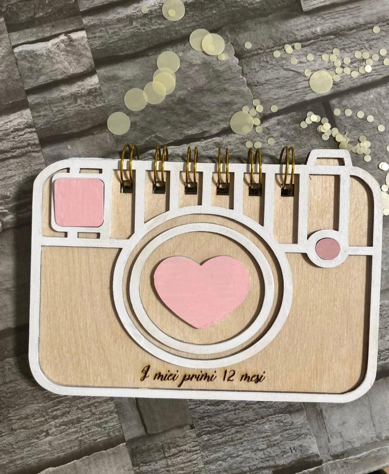 Album 12 Mesi Personalizzato con Copertina in Legno Inciso | Regalo Unico per New Born, Matrimonio, Comunione, Cresima e Battesimo