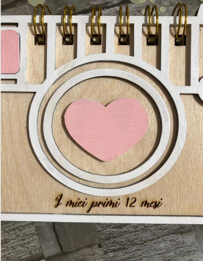 Album 12 Mesi Personalizzato con Copertina in Legno Inciso | Regalo Unico per New Born, Matrimonio, Comunione, Cresima e Battesimo