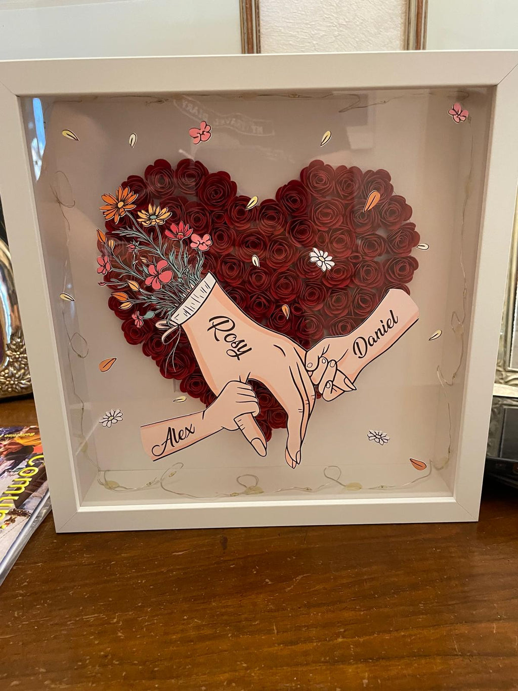 Cornice personalizzata a forma di cuore con fiori. Nomi personalizzati - Ti amiamo mamma - Tenersi per mano, regalo per la festa della mamma, regalo per la mamma, nonna
