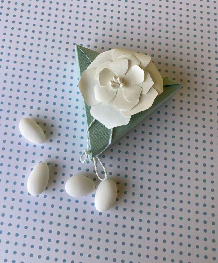 Scatolina a triangolo con fiore fatto a mano  per bomboniere, portaconfetti, battesimo, laurea, comunione