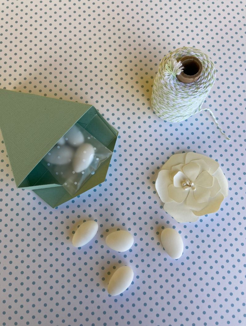 Scatolina a triangolo con fiore fatto a mano  per bomboniere, portaconfetti, battesimo, laurea, comunione