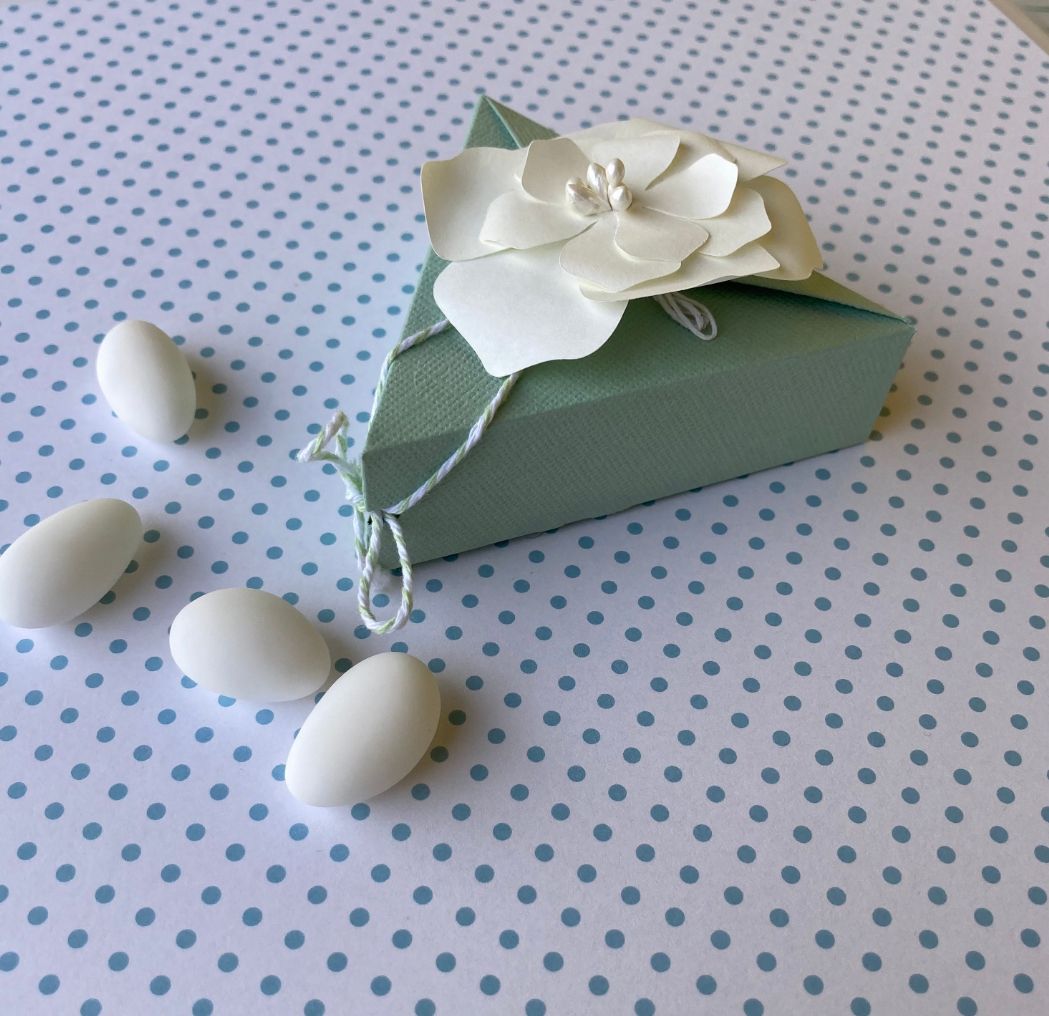 Scatolina a triangolo con fiore fatto a mano  per bomboniere, portaconfetti, battesimo, laurea, comunione